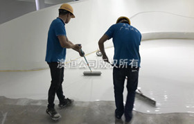 如何在旧瓷砖面上做彩色面层自流平水泥