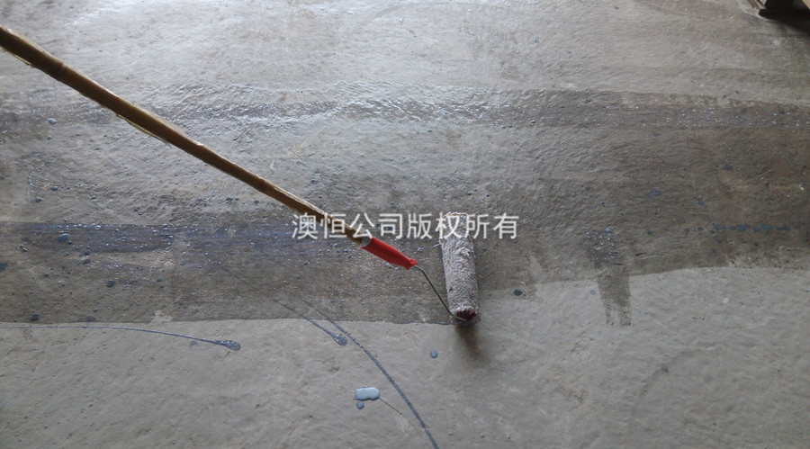 What role does the interface agent play in the construction of self-leveling cement