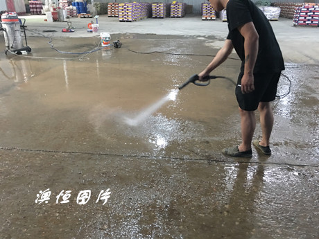 用高压水枪冲洗凹凸不平的地面