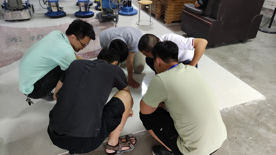 学员一起研究、探讨新型无机磨石