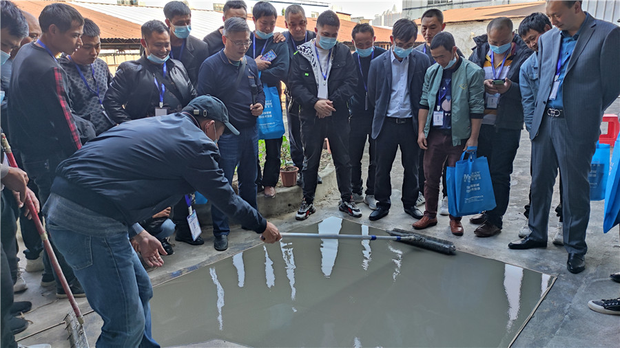 抛光自流平水泥摊铺、消泡实操