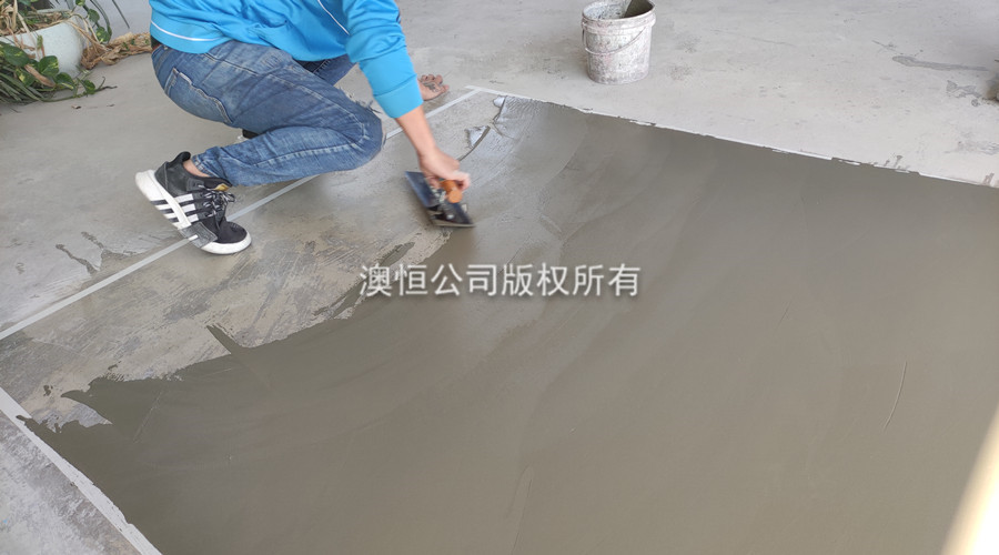 在麻面地面上批刮390薄层韧性自流平水泥，修补细小孔洞
